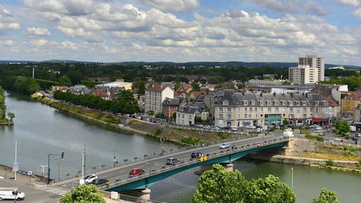 Panoramique vue sur le Pont-de-l'Oise et Saint-Ouen-l'Aumône (95310) depuis les hauteurs de Pontoise (95300), département du Val-d'Oise en région Île-de-France, France