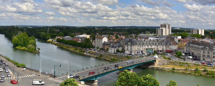 Panoramique vue sur le Pont-de-l'Oise et Saint-Ouen-l'Aumône (95310) depuis les hauteurs de Pontoise (95300), département du Val-d'Oise en région Île-de-France, France