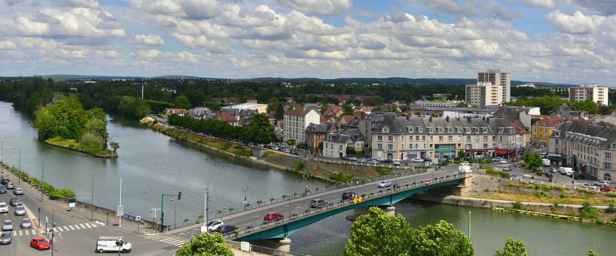 Panoramique vue sur le Pont-de-l'Oise et Saint-Ouen-l'Aumône (95310) depuis les hauteurs de Pontoise (95300), département du Val-d'Oise en région Île-de-France, France