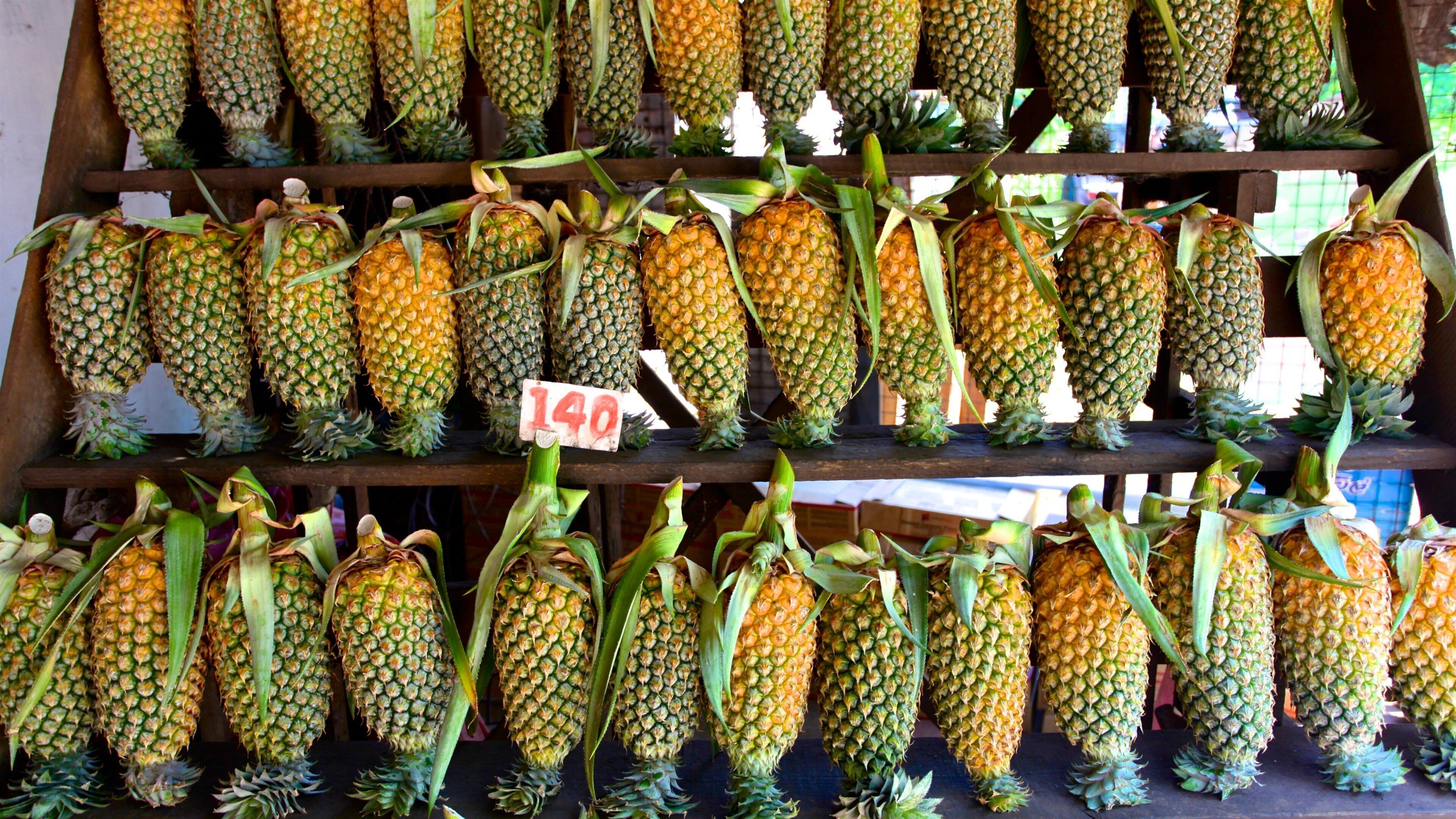 Dambulla which includes markets and food