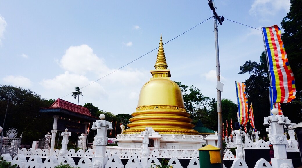 On our way to a weekend in Kandy, stopped here for a visit beautiful place!