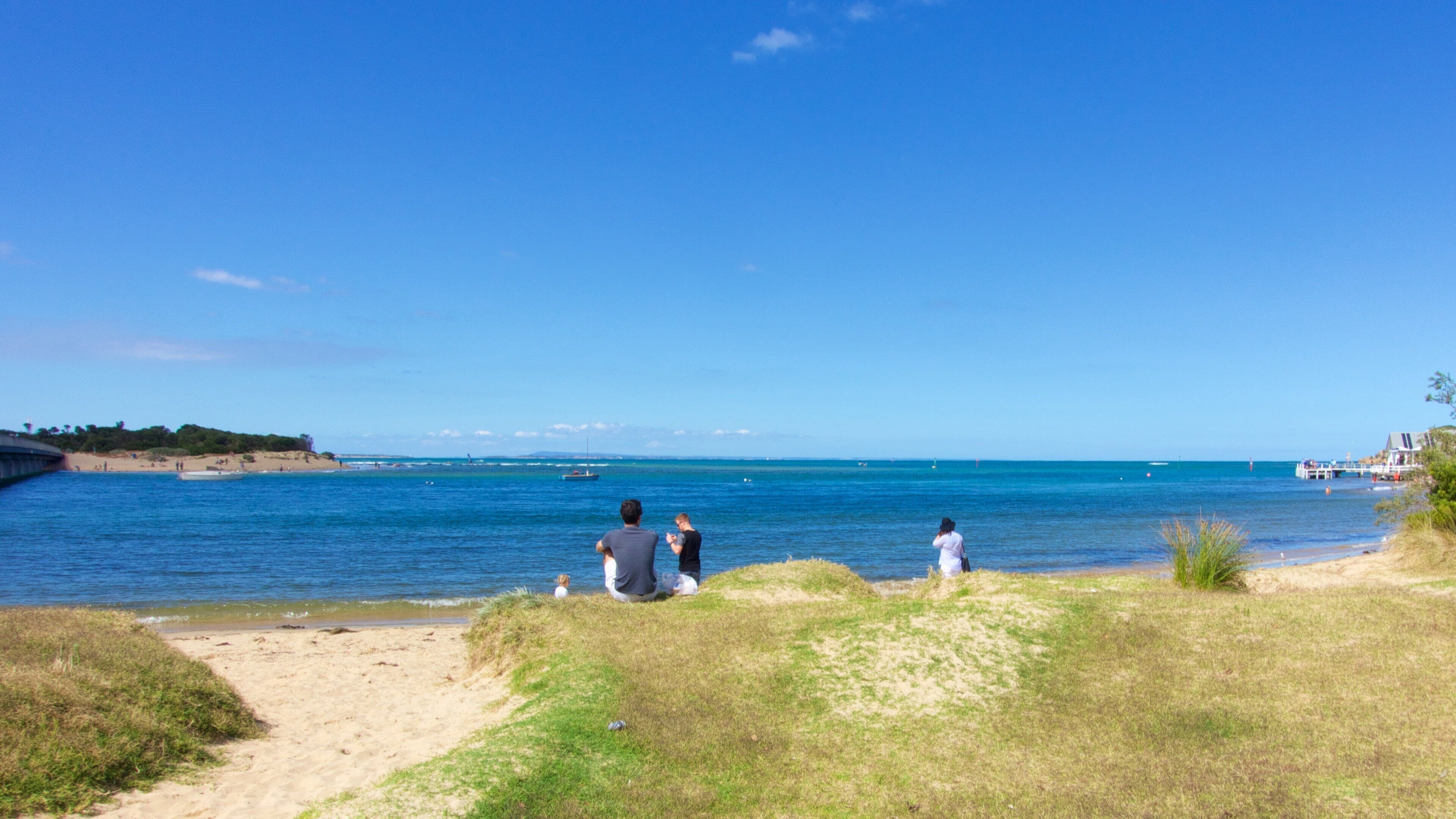 Barwon Heads qui includes vues littorales aussi bien que petit groupe de personnes