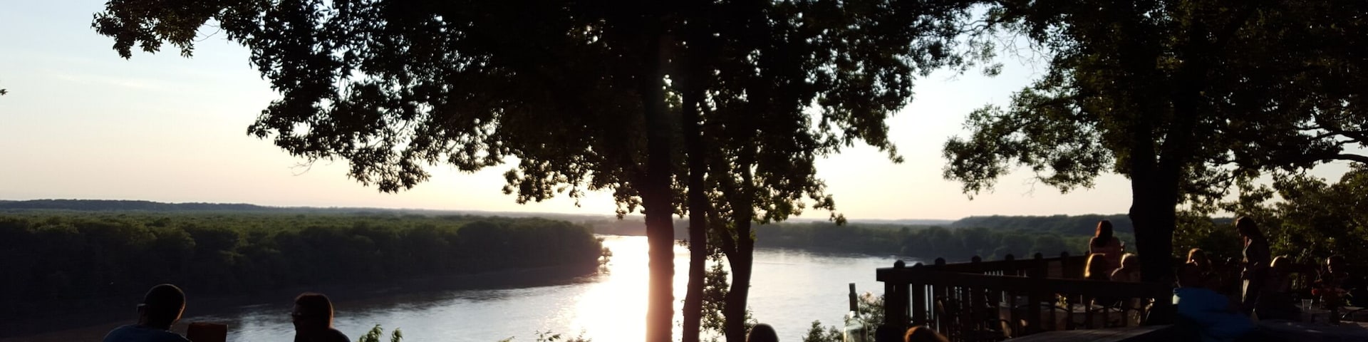 A beautiful view from a beautiful winery. Best way to see the Missouri River in all of it's glory.