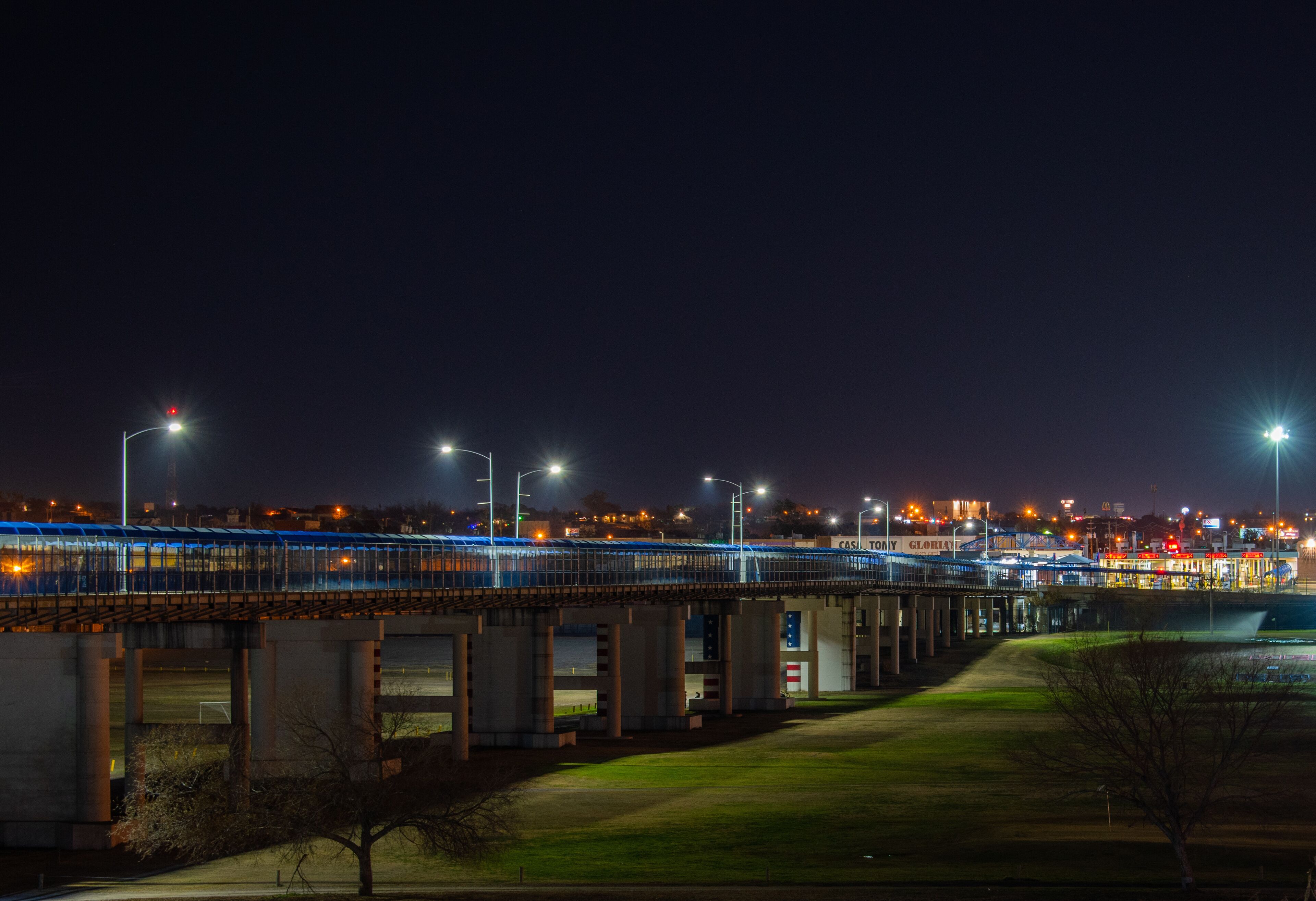International Bridge between, Piedras Negras,Mexico and Eagle Pass,Texas. Night Photography horizontal view 
Puente internacional entre Piedras Negras, Mexico y Eagle Pass, Texas, fotografia nocturna.