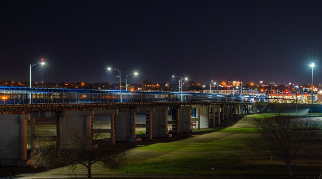 International Bridge between, Piedras Negras,Mexico and Eagle Pass,Texas. Night Photography horizontal view
Puente internacional entre Piedras Negras, Mexico y Eagle Pass, Texas, fotografia nocturna.