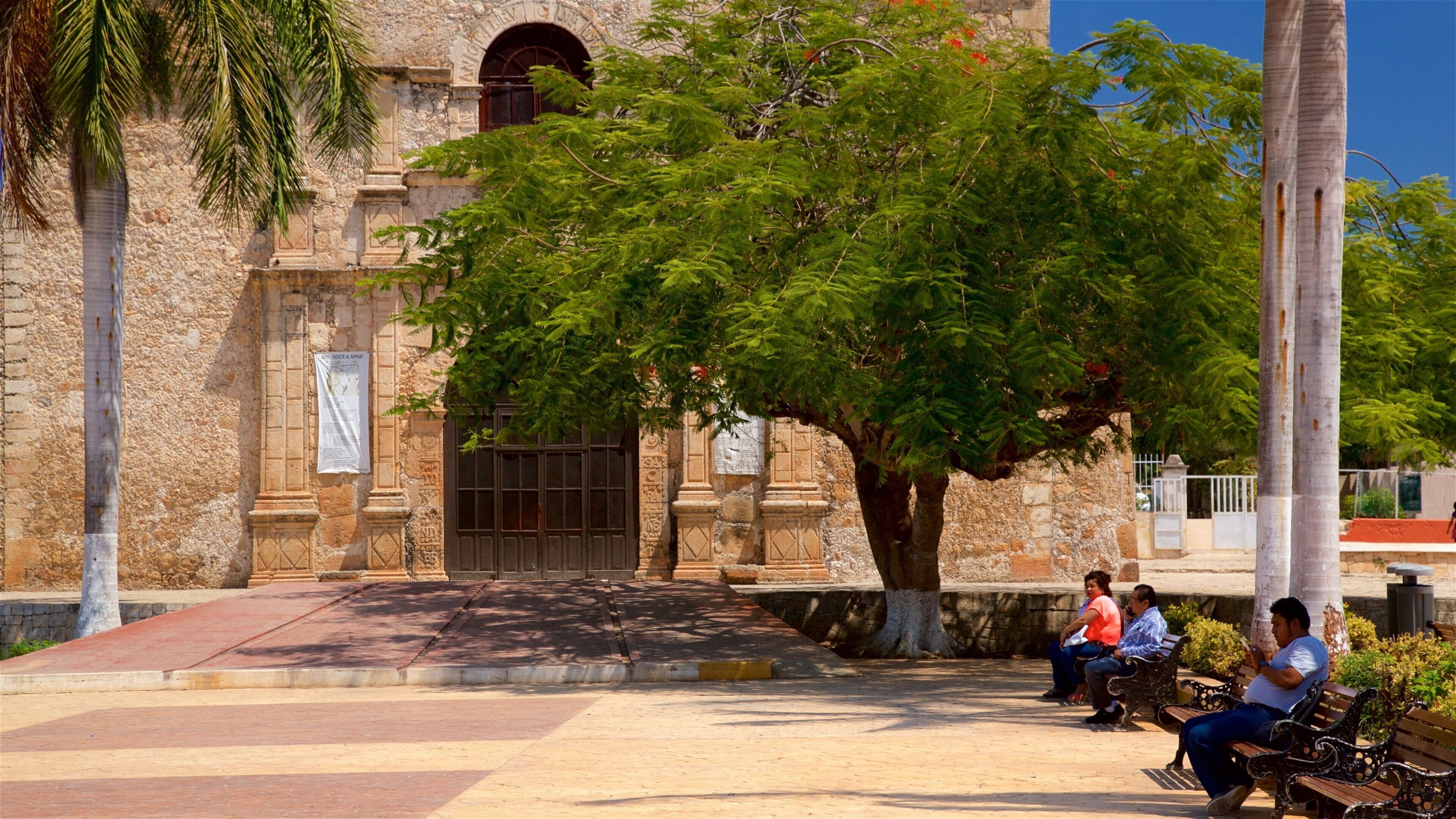 Hecelchakan featuring a garden and heritage elements as well as a small group of people