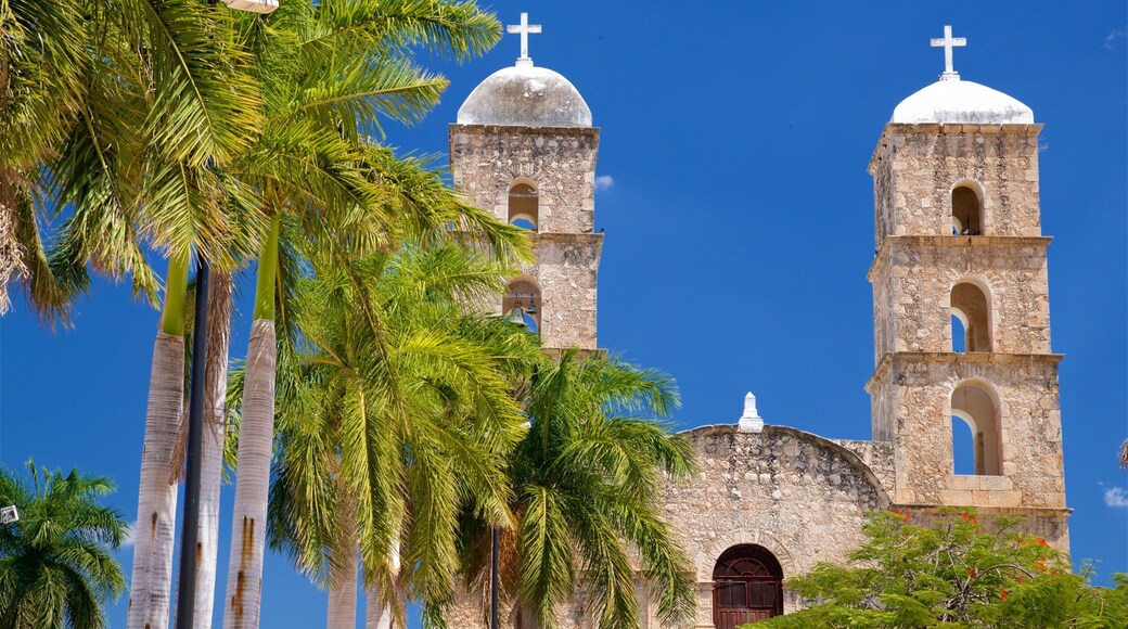 Hecelchakan which includes a church or cathedral and heritage elements