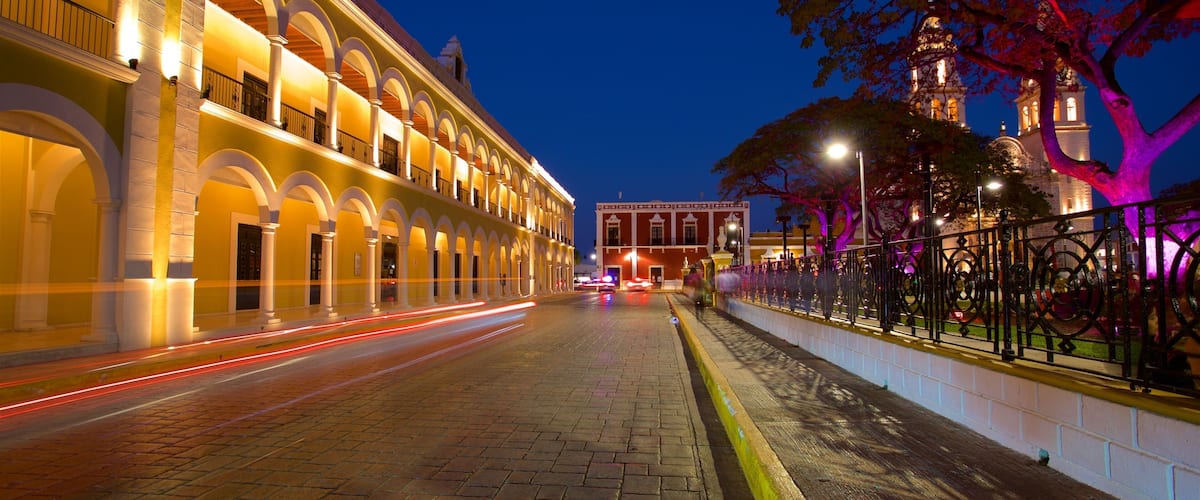 Campeche mettant en vedette scènes de nuit et parc