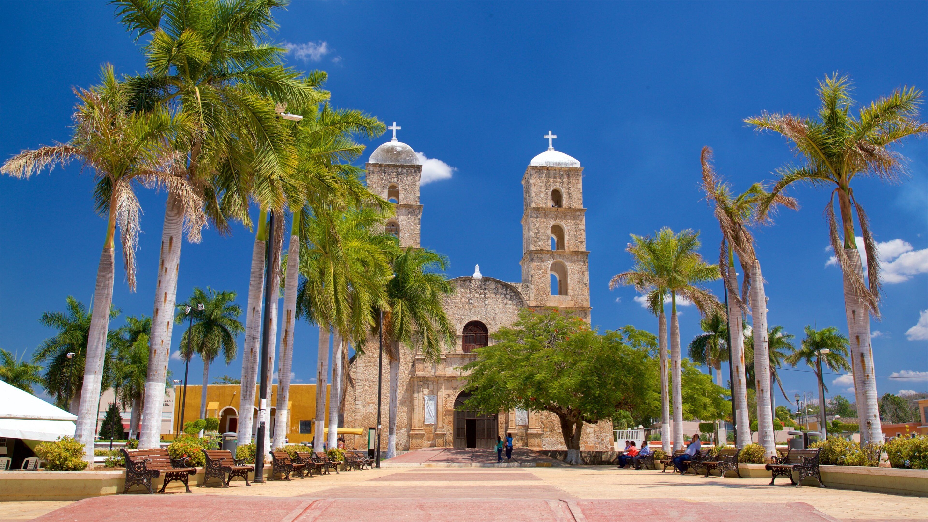 Hecelchakan featuring a church or cathedral, a park and heritage elements