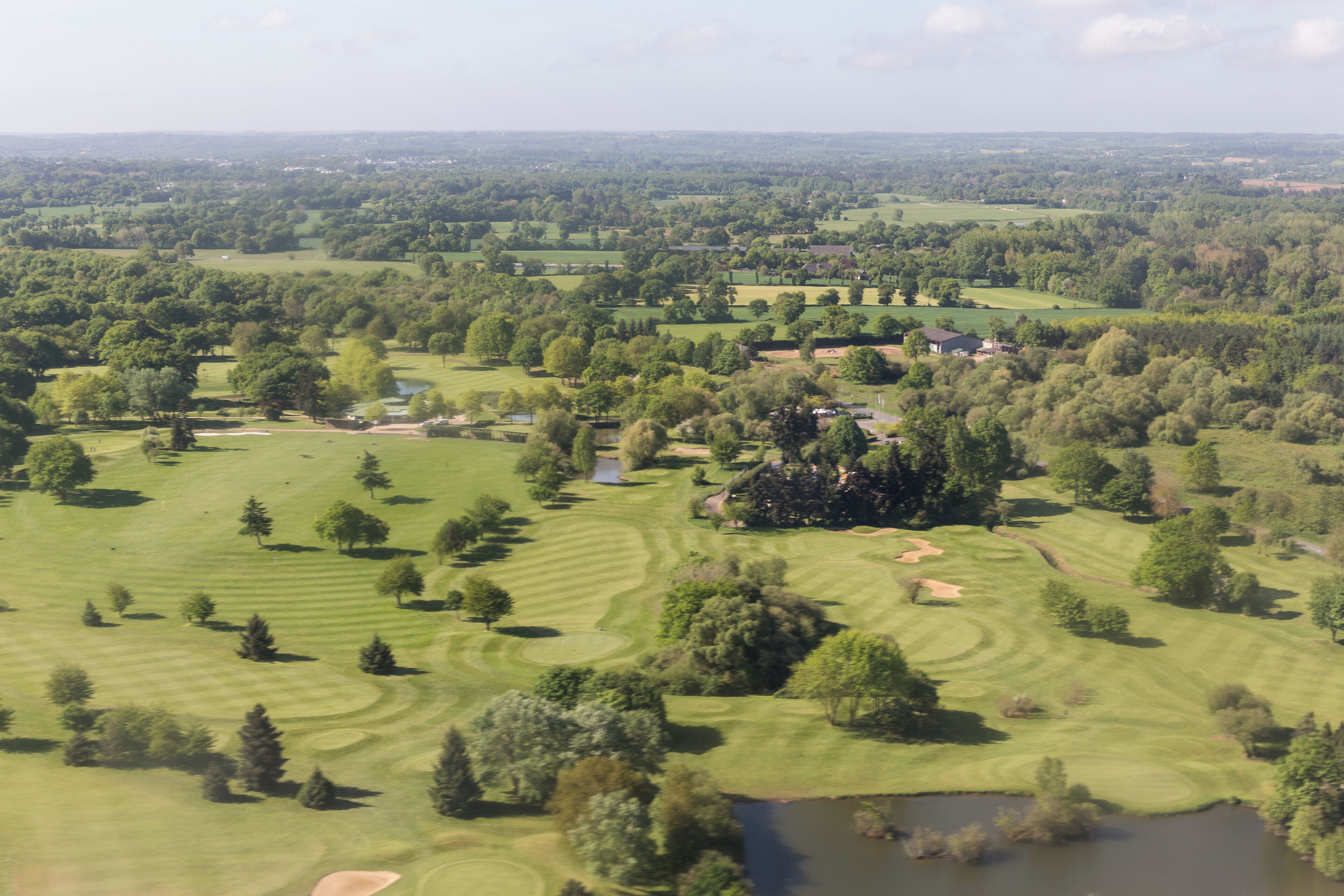 Vue aérienne du golf de Rennes à Saint-Jacques-de-la-Lande lors d'un vol entre RNS et CDG.