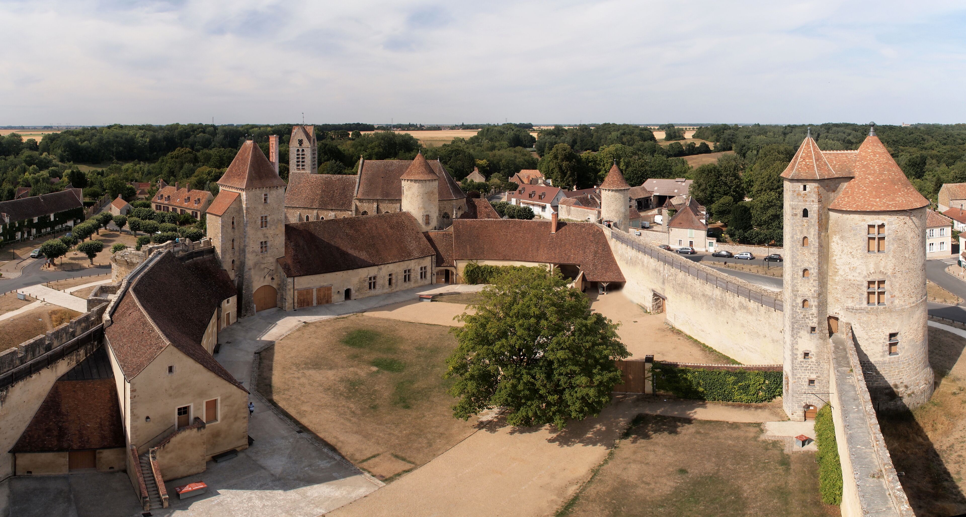 Cour intérieure du château de Blandy-les-Tours. Ile-de-France. France