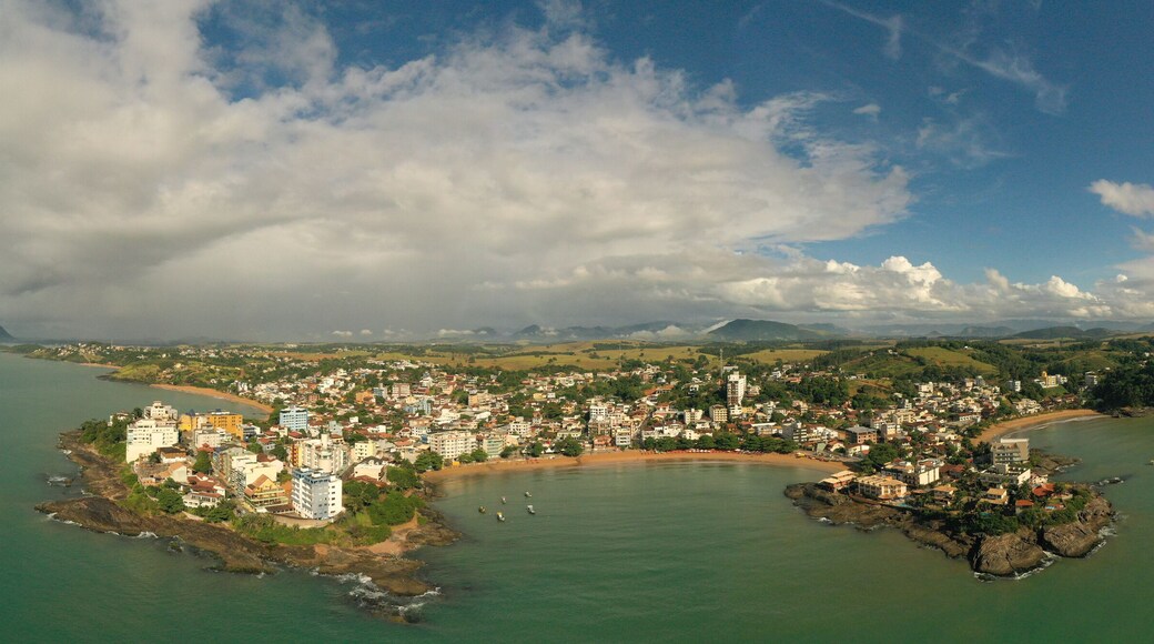 Fotografia aérea da Praia Costa Azul em Iriri, no município de Anchieta, Espírito Santo, Brasil.
