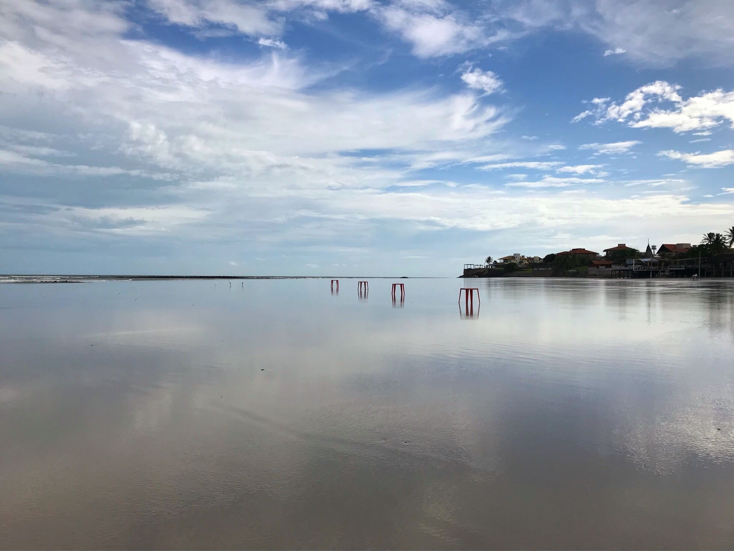 Praia do Farol Velho de manhã cedo e após a chuva. Mesas já colocadas para se comer o maravilhoso caranguejo ao toc-toc.

#praiadofarolvelho #Salinas #Salinopolis #beachtips