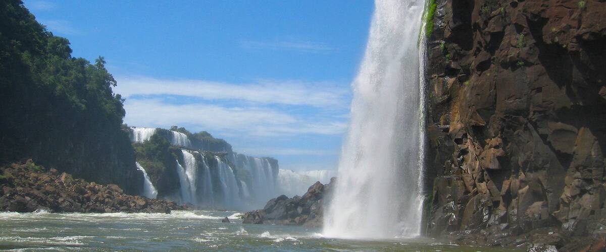 Regio zuid toont een rivier of beek, regenwoud en een waterval