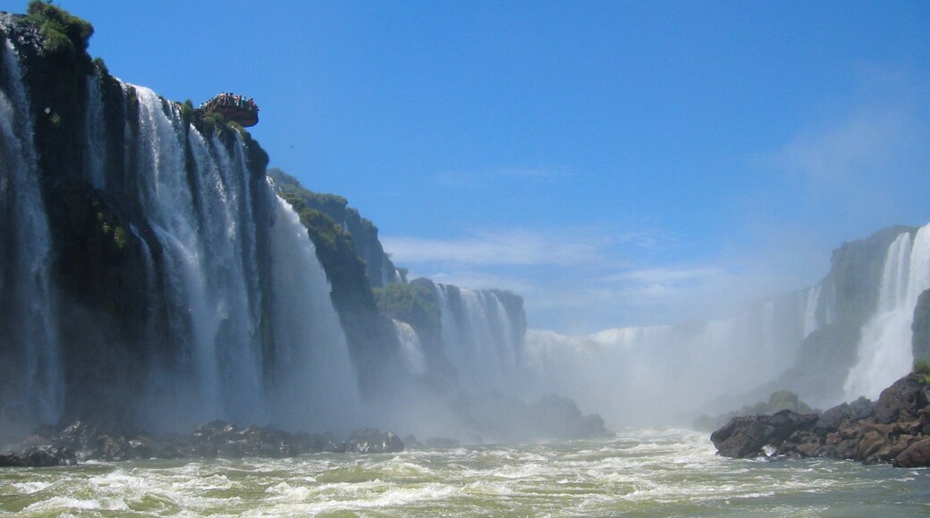 Vùng phía Nam có tính năng thác và sông lạch