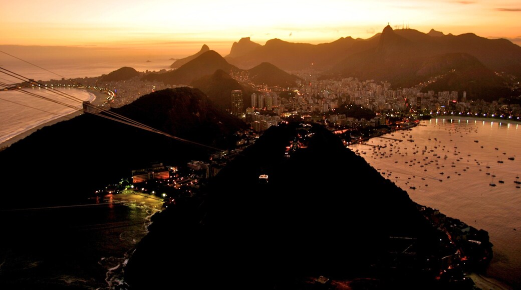 Sudeste mostrando horizonte, un atardecer y montañas