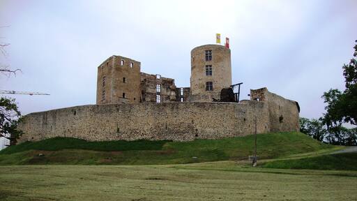 Montrond-les-Bains (Loire, Fr) chĂąteau en ruine