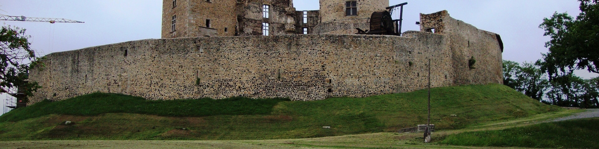 Montrond-les-Bains (Loire, Fr) château en ruine