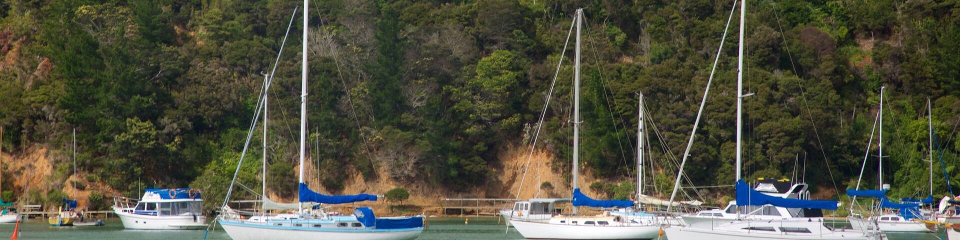 Okiato qui includes baie ou port et petite ville ou village