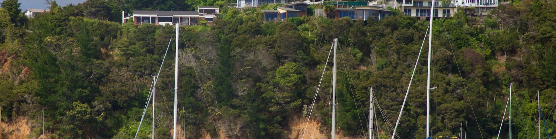 Okiato mostrando uma baía ou porto e uma cidade pequena ou vila