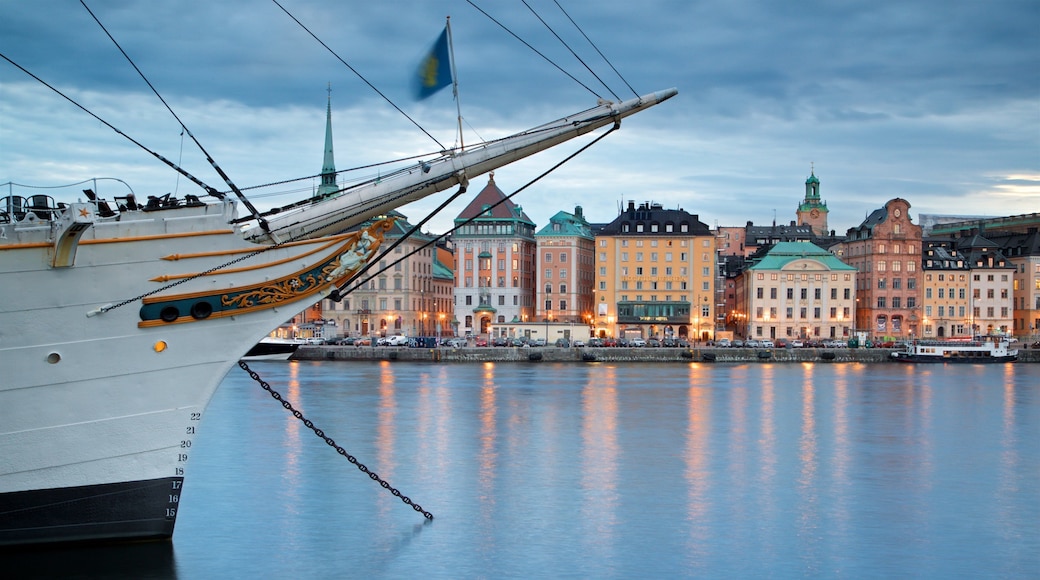 Gamla Stan which includes a city and a bay or harbor