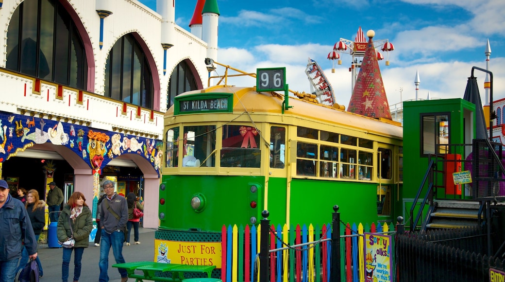 Luna Park toont attracties en spoorwegen