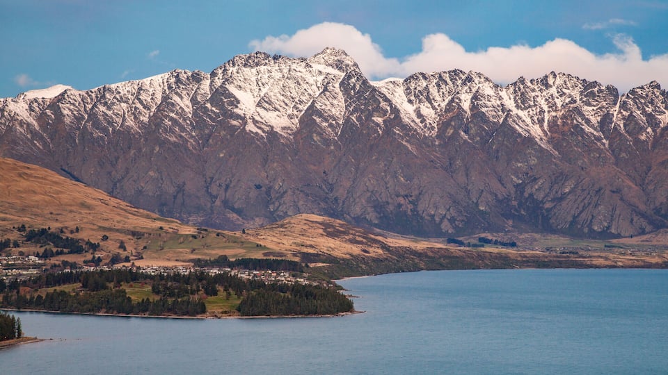 Fernhill showing a lake or waterhole and mountains