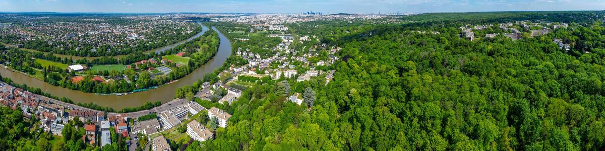 Paysage panoramique du fleuve de la Seine en région parisienne avec vue sur Paris, La Défense et la tour Eiffel