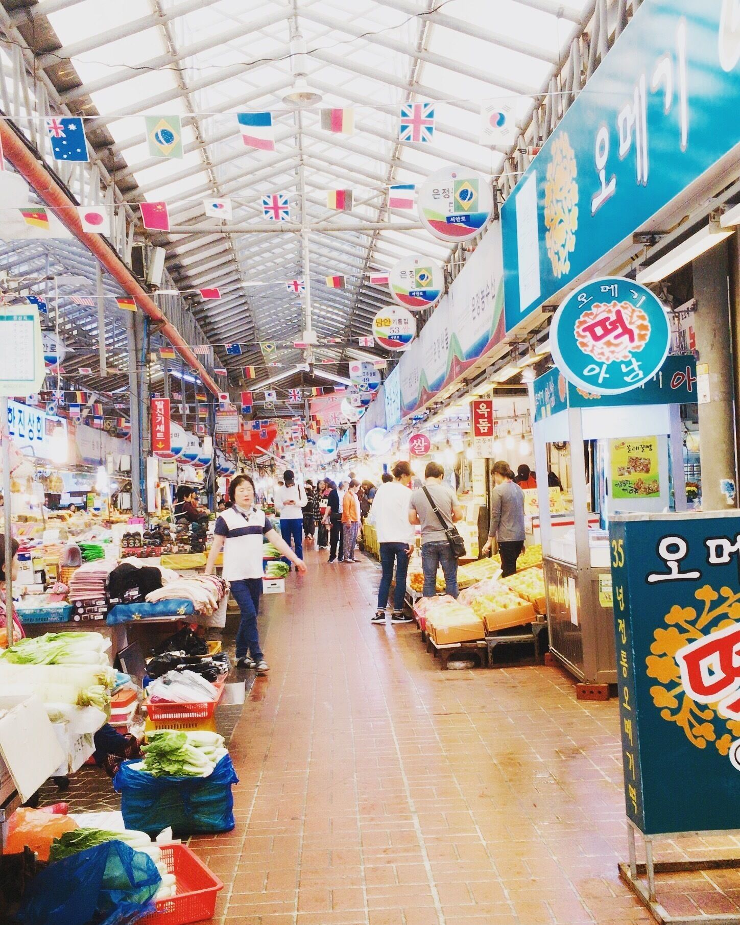 Jeju Market - a bustling hub of stalls to buy fresh seafood, snacks, street food and of course Kimchi. Don't forget to buy a box of the famous Jeju island oranges too! You'll defeat any cold with these super juicy oranges!

#Stunningstructures