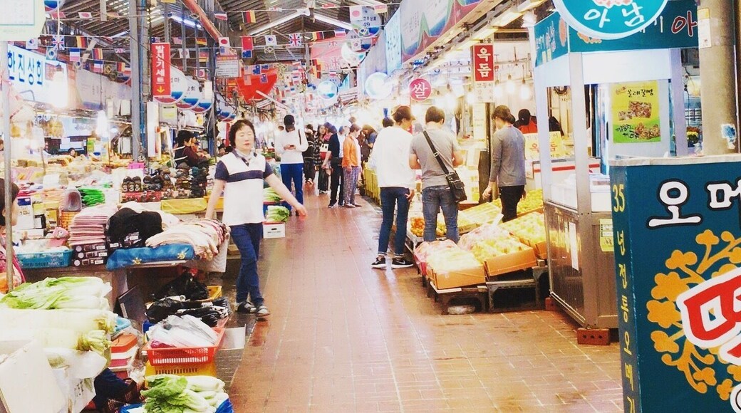 Jeju Market - a bustling hub of stalls to buy fresh seafood, snacks, street food and of course Kimchi. Don't forget to buy a box of the famous Jeju island oranges too! You'll defeat any cold with these super juicy oranges!
#Stunningstructures