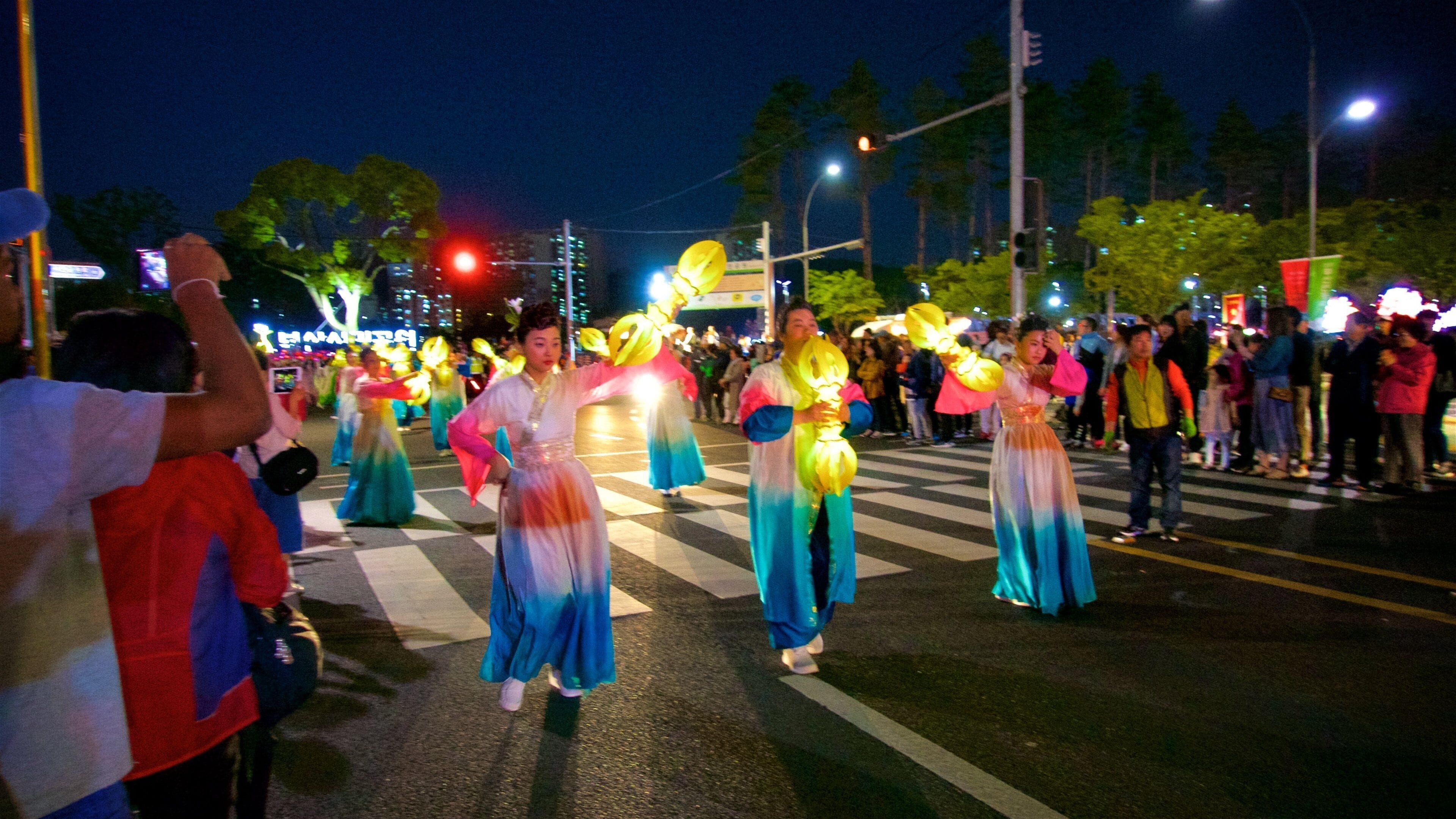 Busanjin que incluye actuación callejera y escenas nocturnas y también un pequeño grupo de personas