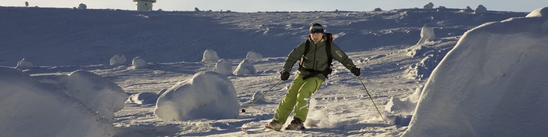 Luosto mit einem Schnee und Skifahren sowie einzelner Mann
