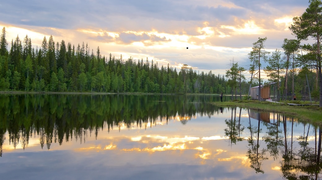 Luosto fasiliteter samt rolig landskap, elv eller bekk og solnedgang