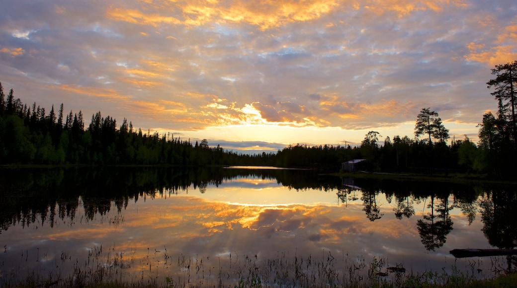 Luosto som inkluderer rolig landskap, elv eller bekk og solnedgang