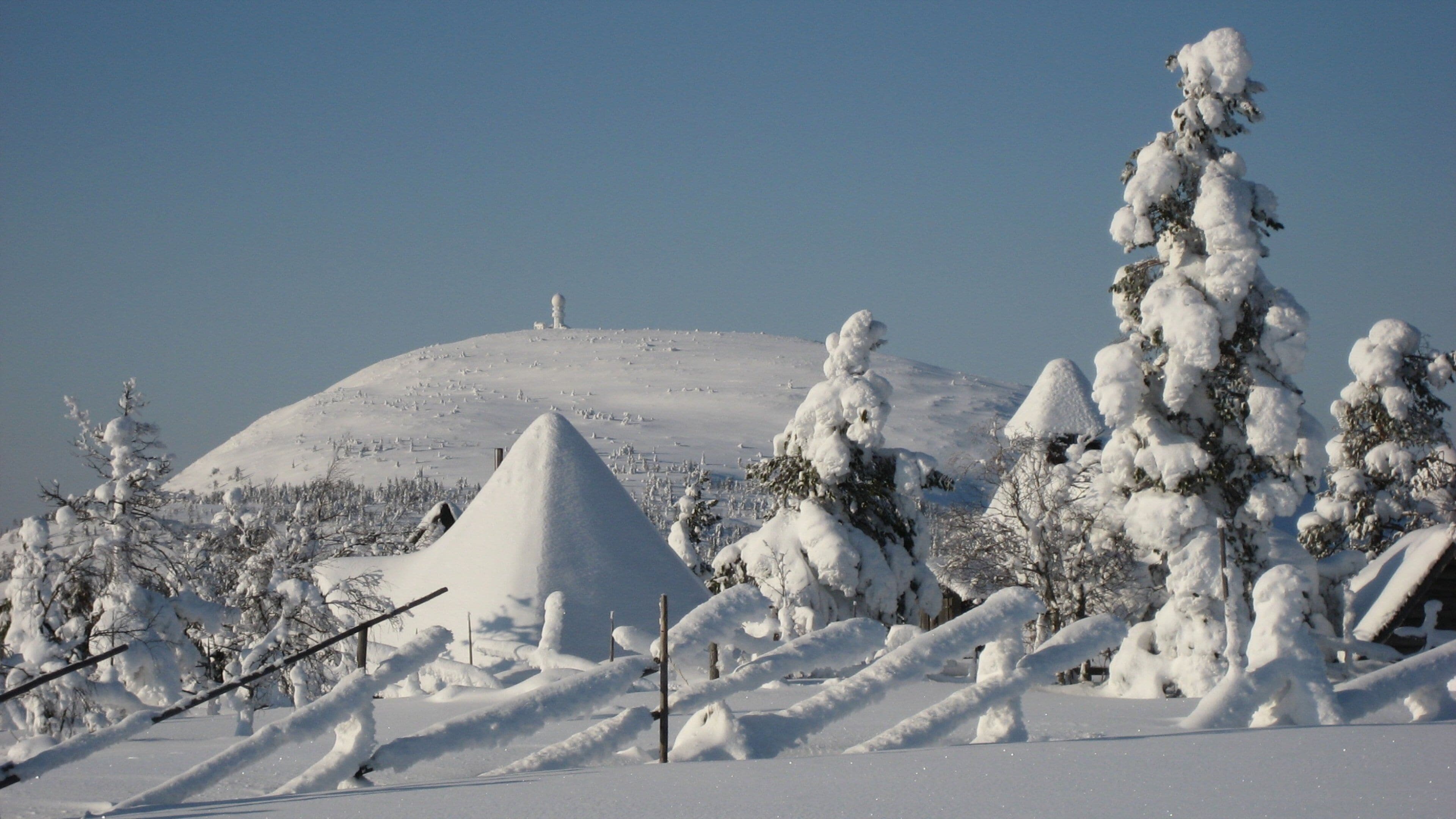 Luosto joka esittää lunta ja metsät