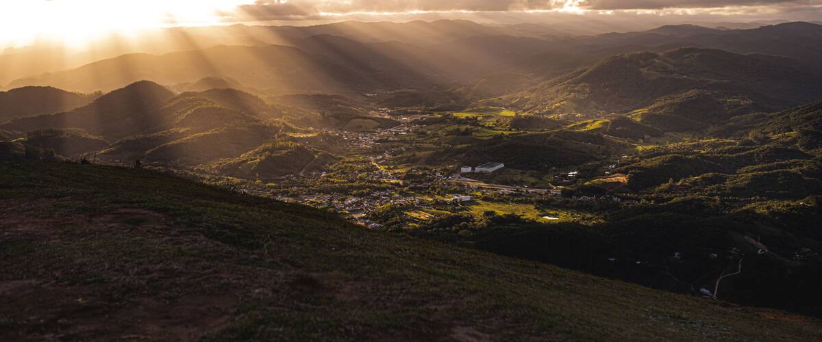 Montanhas e cidade - Morro do Queimado - Santo Amaro da Imperatriz - Santa Catarina - Brasil