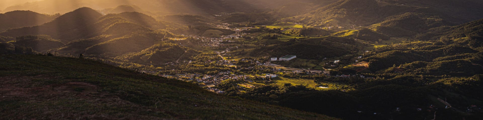 Montanhas e cidade - Morro do Queimado - Santo Amaro da Imperatriz - Santa Catarina - Brasil