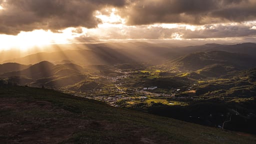 Montanhas e cidade - Morro do Queimado - Santo Amaro da Imperatriz - Santa Catarina - Brasil