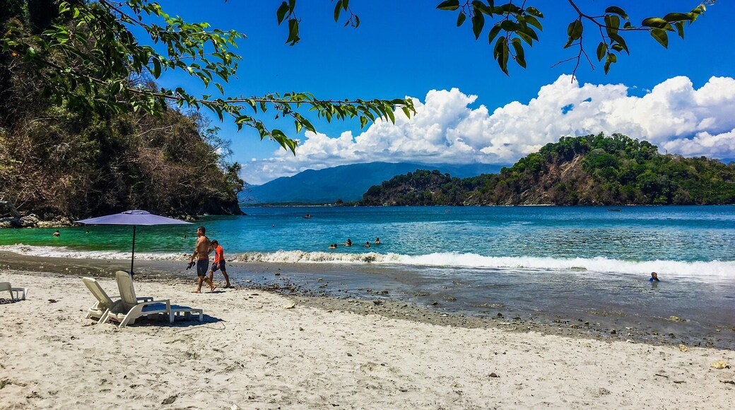 One of my favorite beaches in 🇨🇷! Not as secluded as the Nicoya Peninsula, but very pretty and fun vibes. #biesanz #manualantonio #costarica #beach #playa #puravida #ocean #sky #lifeatexpedia #springpics