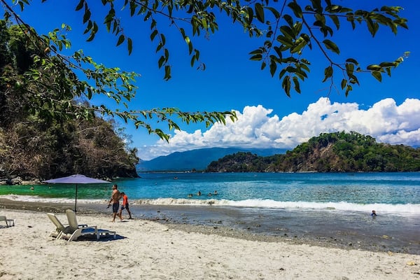 One of my favorite beaches in 🇨🇷! Not as secluded as the Nicoya Peninsula, but very pretty and fun vibes. #biesanz #manualantonio #costarica #beach #playa #puravida #ocean #sky #lifeatexpedia #springpics