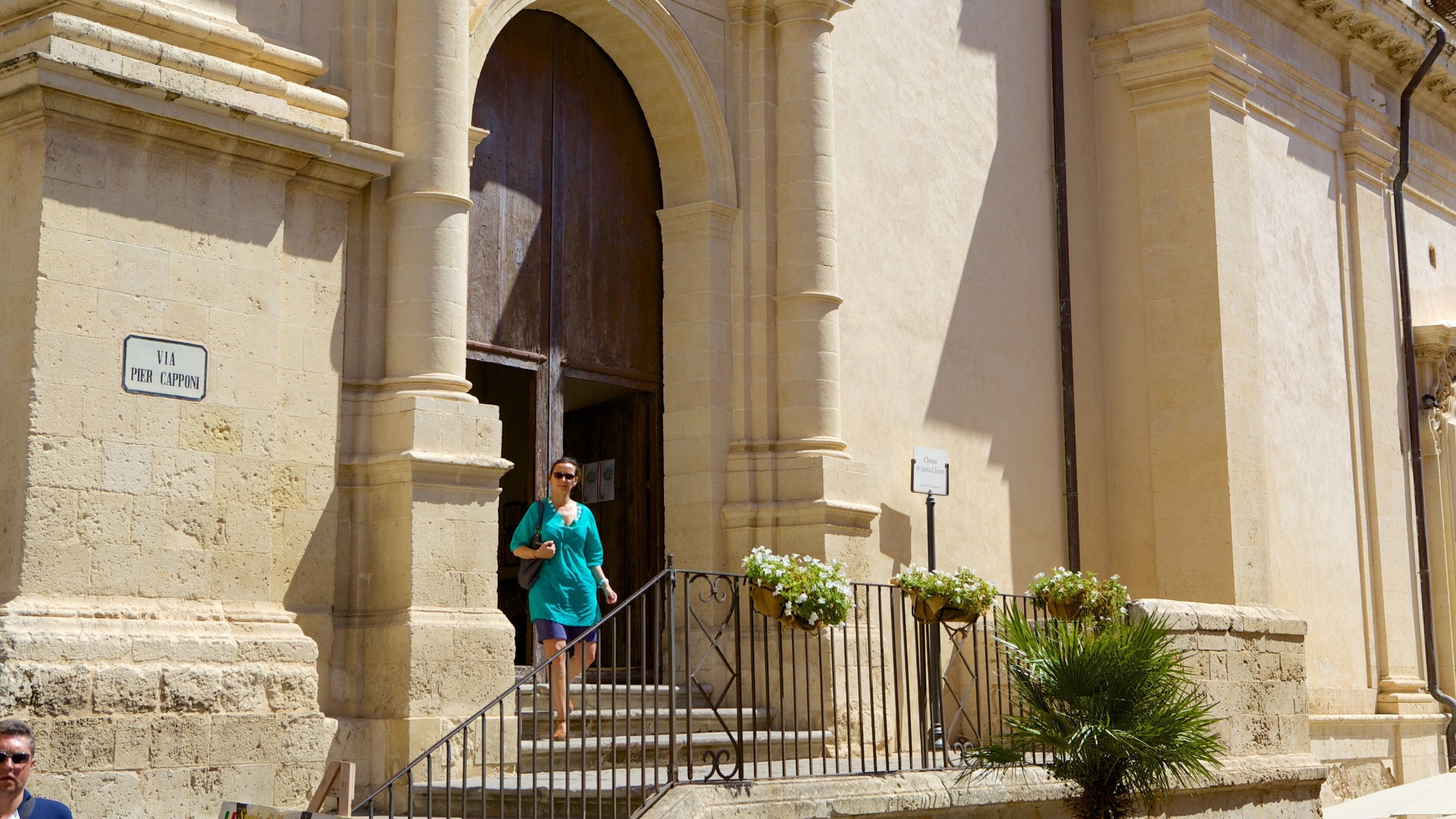 Siracusa mostrando escenas urbanas y también una mujer