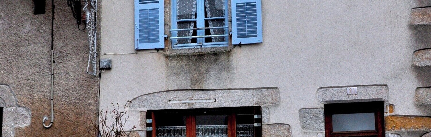 The French really do value their heritage, which can be seen at every corner -- whether it's a shop, a house, the fact that they put their powerlines underground - or the number of these fabulous little classic Citroens you see around. The model is 2CV, but you have to say it in the French way (which sounds something like 'der zher ver').