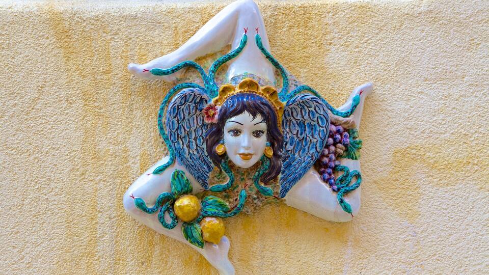 Messina mostrando arte ao ar livre e arte