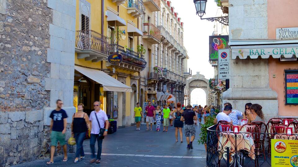Messina mostrando cenas de rua assim como um grande grupo de pessoas