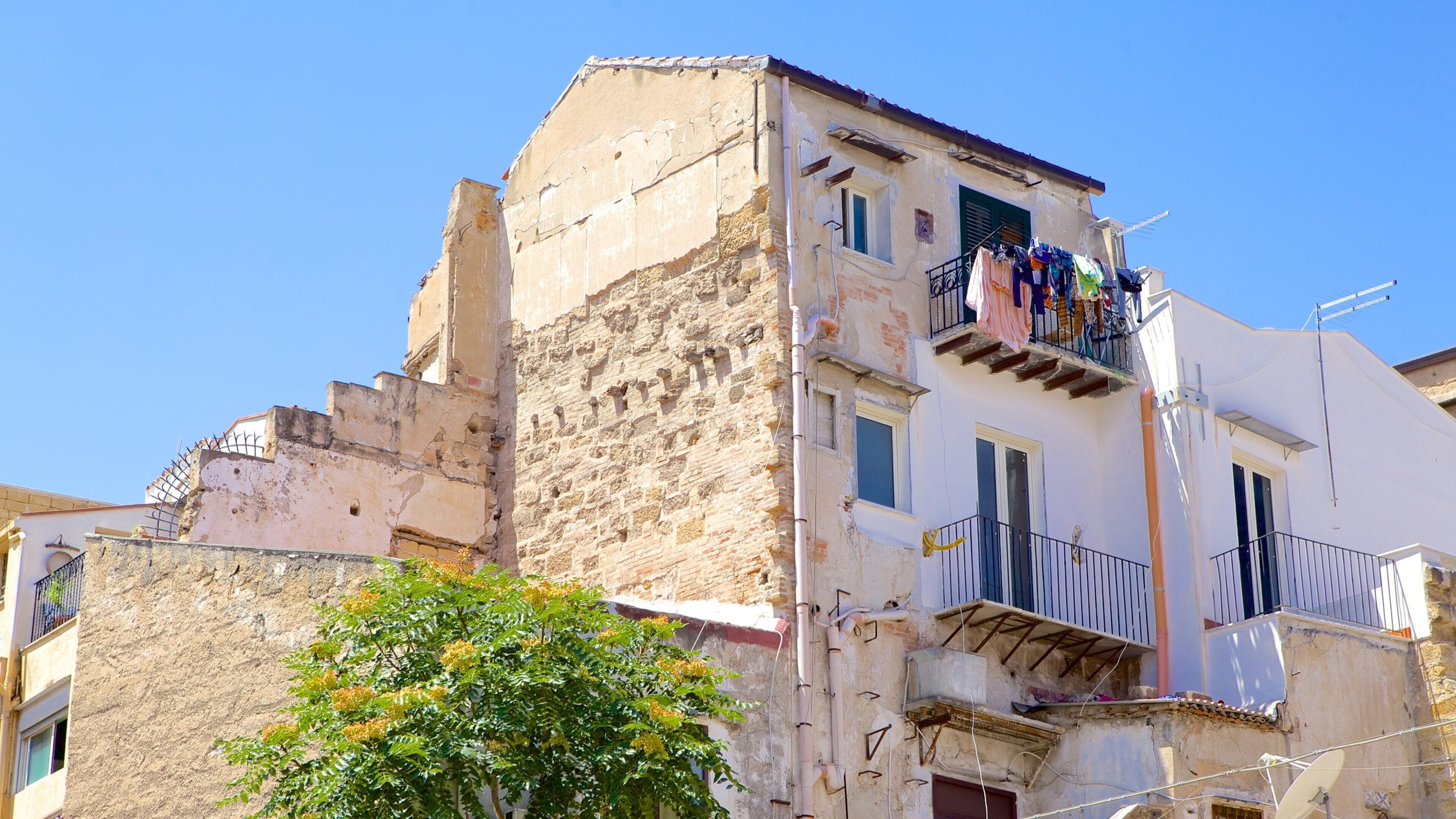 Palermo som inkluderer historisk arkitektur og hus