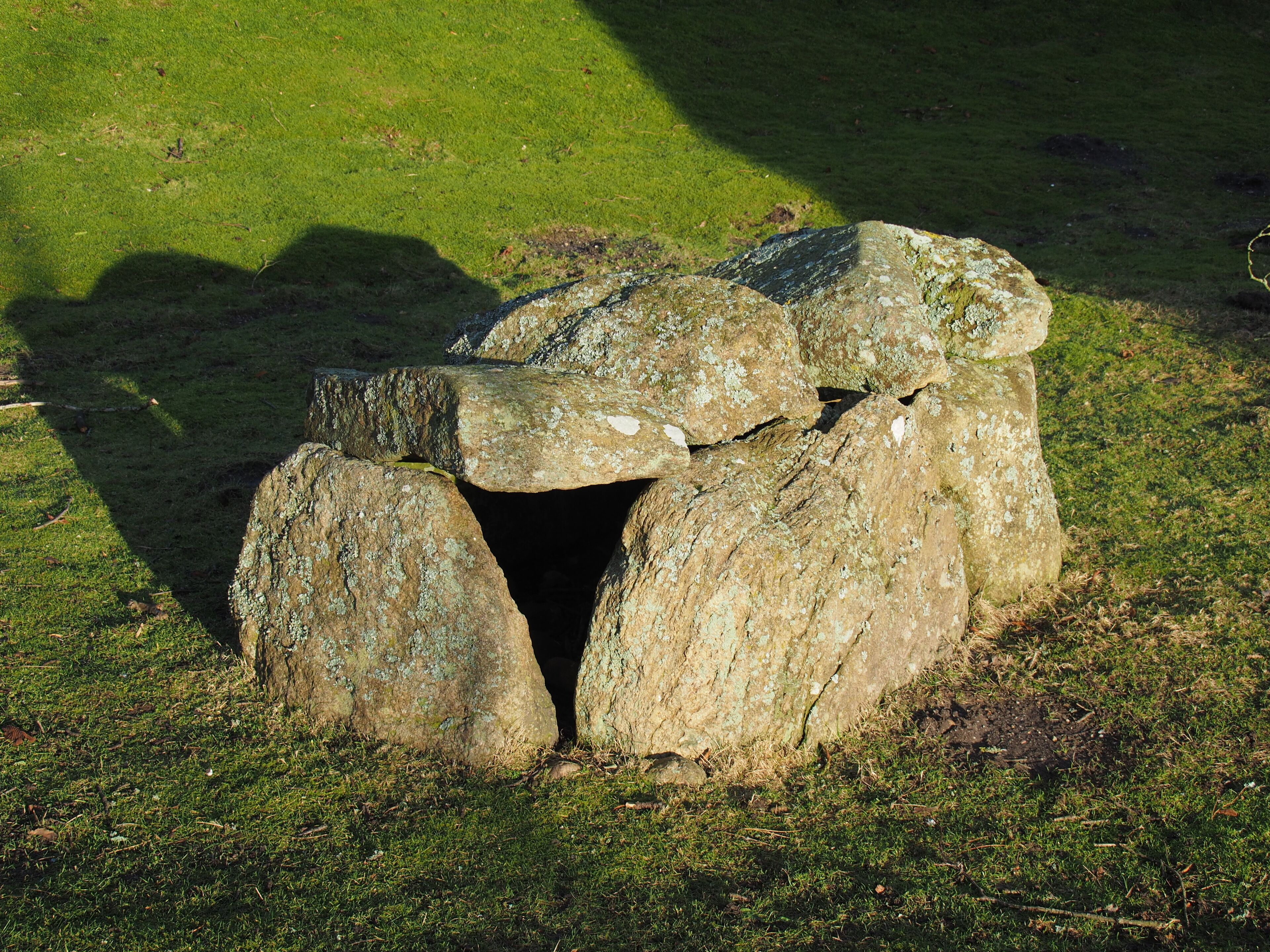 Hünengrab „Steinkiste“ aus der Jungsteinzeit, am Heimatmuseum in Keitum, Sylt. Ursprünglicher Standort nördlich von Tinnum