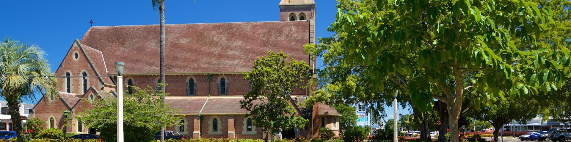 Bundaberg que incluye aspectos religiosos, un jardín y una iglesia o catedral