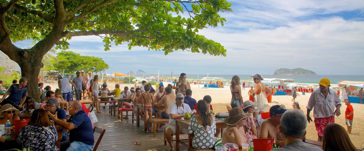 Barra da Tijuca mostrando spiaggia cosi come un grande gruppo di persone