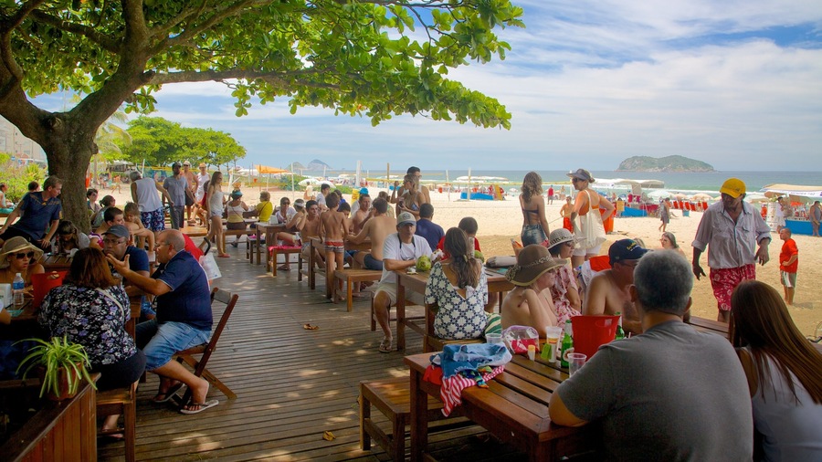Barra da Tijuca showing a beach as well as a large group of people