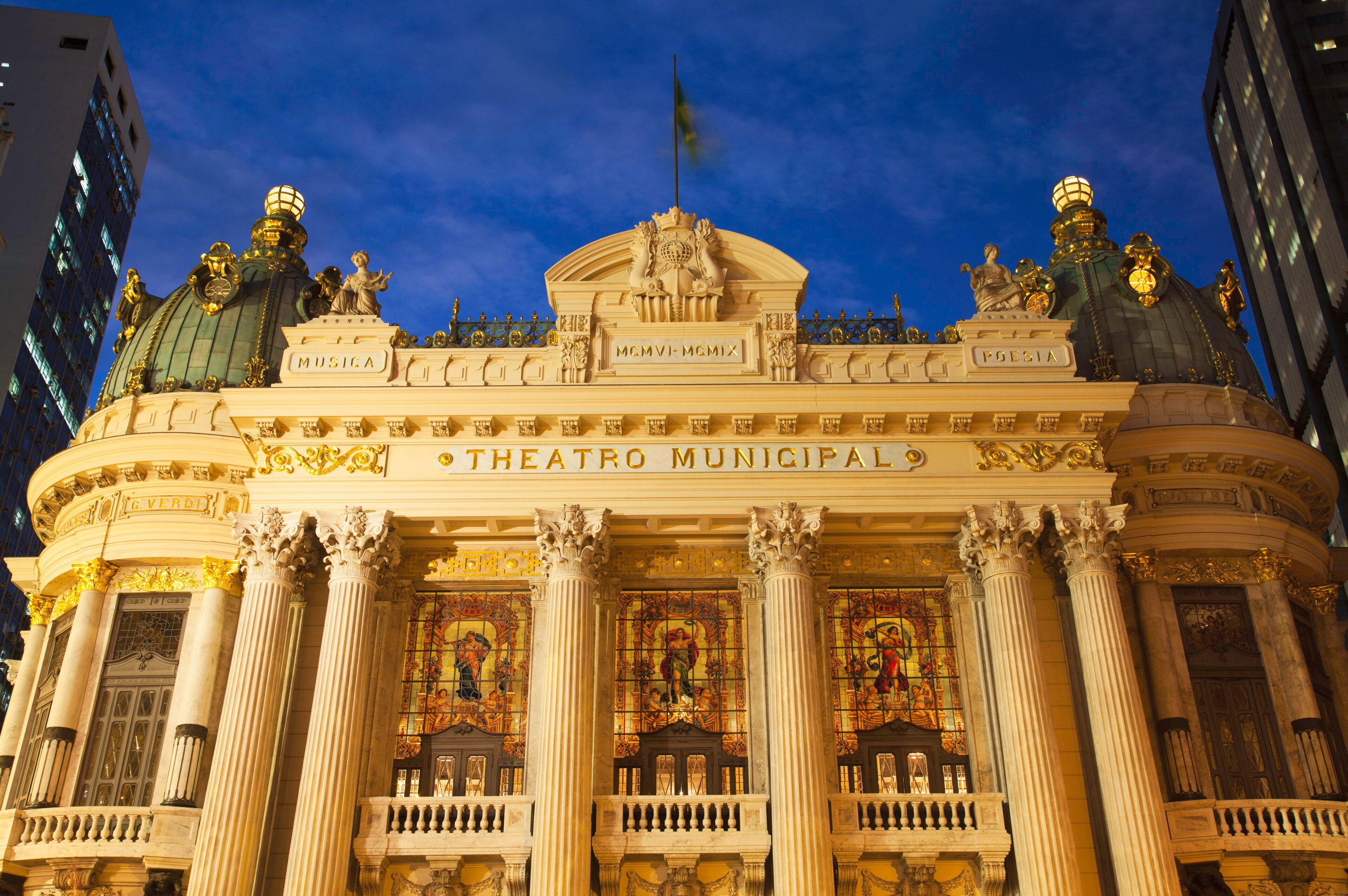 Städtisches Theater mit aufwendigen Säulen und Statuen.